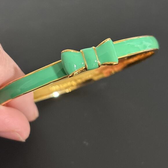Kate Spade New York Take a Bow Enamel Bangle Bracelet Kelly Green gold tone - Picture 6 of 6